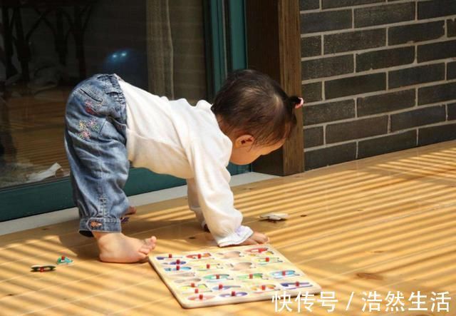 宝宝|“2个月抬头,6个月坐”,1岁以内宝宝发育表,你家娃达标了没