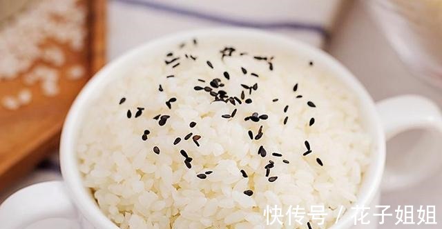 厨师|蒸米饭不要只放清水了,饭店30年厨师教我2个方法,米饭喷香松软!