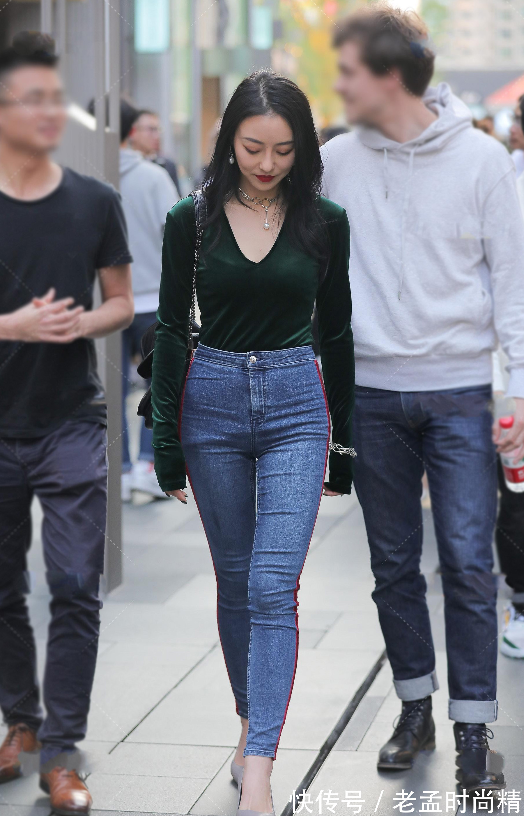 小姐姐|街拍美女:女生爱穿牛仔裤,因为款式简约修身又搭配省心,穿出休闲与大方