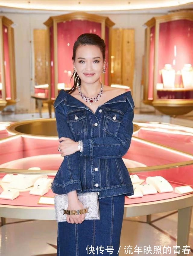 发型 女人过了45岁尽量别留长发、烫卷发!推荐这5款发型,太减龄