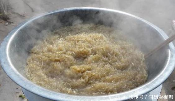 大妈|大妈摆摊卖自制“懒人菜”,3口锅1个人,一天卖出几百斤