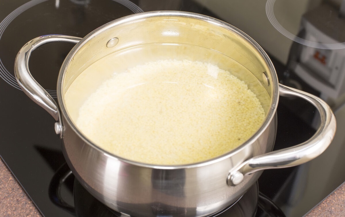 熬小米粥时,不要直接用水煮了,教你几个小诀窍,香浓黏稠更好喝