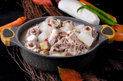 无论炖什么骨头汤,千万不要直接加水炖!多加这1步,汤又香又白