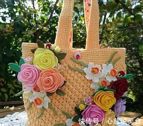 包包$55款超美的钩花包包,只要会钩不同的花,拼缝在一起,就能做出