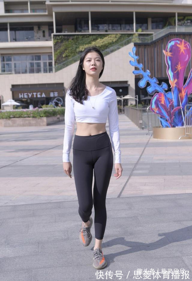 小蛮腰 街头美女怎么穿才时尚?露脐长袖搭配瑜伽裤,时髦又调皮