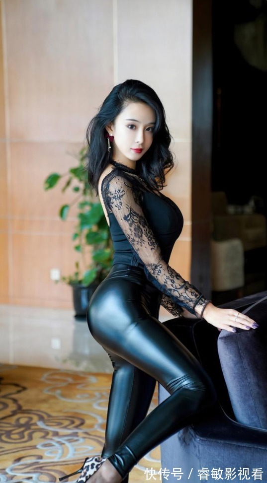 小姐姐 黑色皮裤到底该怎么搭配才时尚好看?小姐姐这样搭配时尚又好看