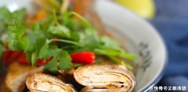 烧鱼时,用料酒还是啤酒大厨透露都不对,加它鱼肉不腥还鲜嫩