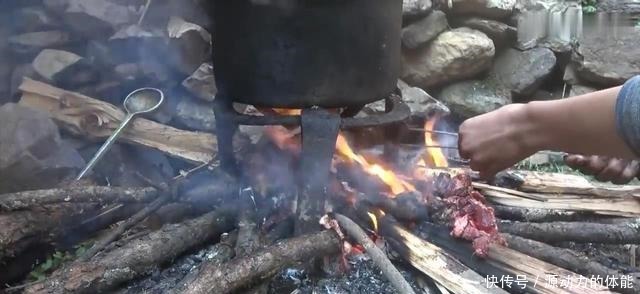  尼泊尔农村酒席，非常简单，正餐只有一个菜，零食吃鸡肉