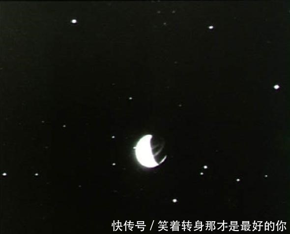 地球 地球可以看到星星，为什么月球拍摄的天空照片大部分一片漆黑？