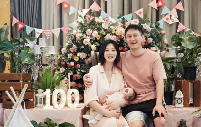 全家福|惠若琪晒全家福为女儿庆百天,怀抱女儿与老公甜蜜亲吻,好幸福