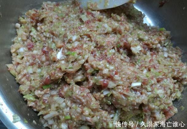 包肉馅饺子,调肉馅时只放“4样”,饺子鲜香味美,还流油流汁
