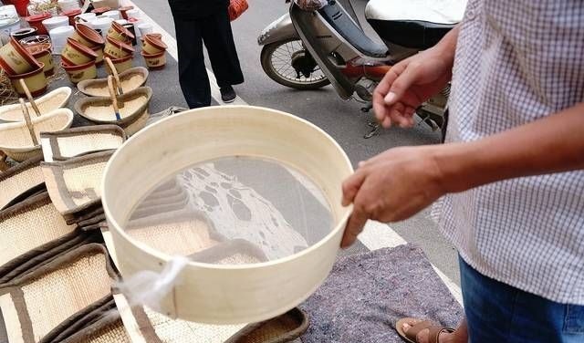 大集上老人卖多年不见的稀罕物，以前你家也有，75元一个值吗？