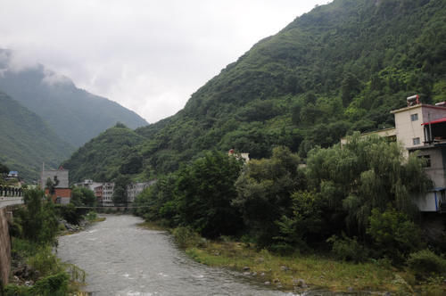 秘境|秦岭深处发现一个秘境小镇，到处青山绿水，人少景美好避暑！