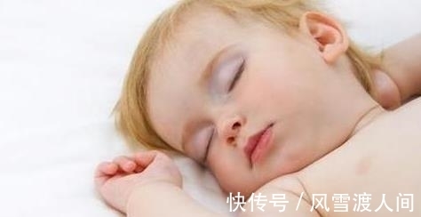 电热毯|婴儿睡觉时喜欢把手伸出来很多宝妈担心会着凉但其实是好现象