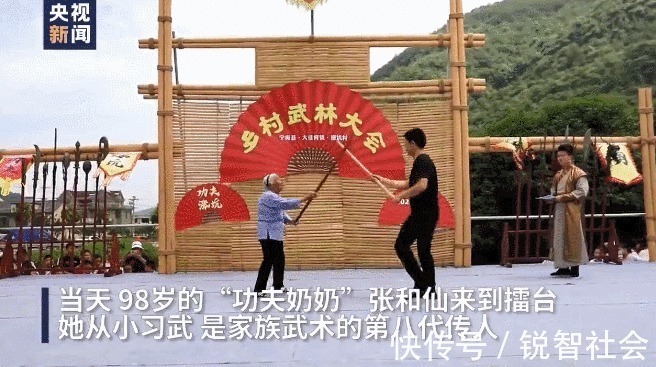 图源|98岁功夫奶奶红了,与外国小哥切磋武艺被狂赞:中国人都会功夫?