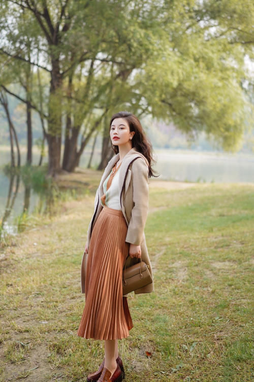 大衣＋半身裙＝今春王牌cp，优雅又有女人味，精致女人首选