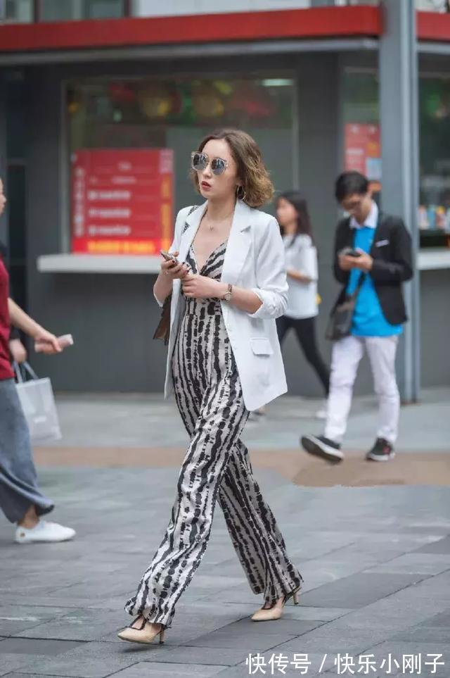 连体裤 吊带连体裤,黑白的竖条纹路不规则的设计,显得格外的靓丽