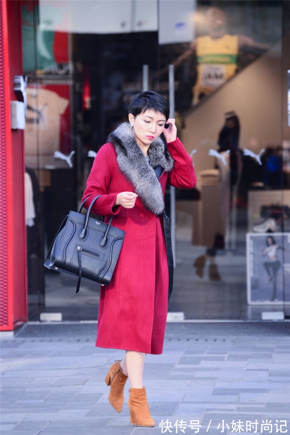 大衣 一款红色的长款大衣,自带着显瘦效果,搭配高跟短靴衬托身材