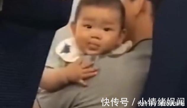 爸爸|“口水宝宝”高铁上看人吃东西,馋虫被勾出来,爸爸肩膀全是口水