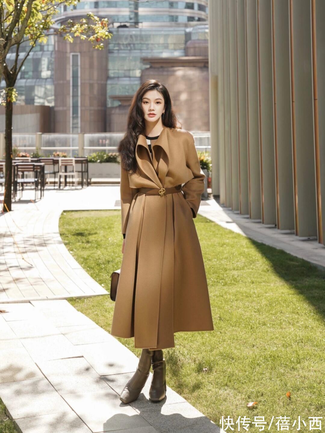 高领 驼色大衣才是当季最in,给你选了4款好看的版型,这么搭简约高级