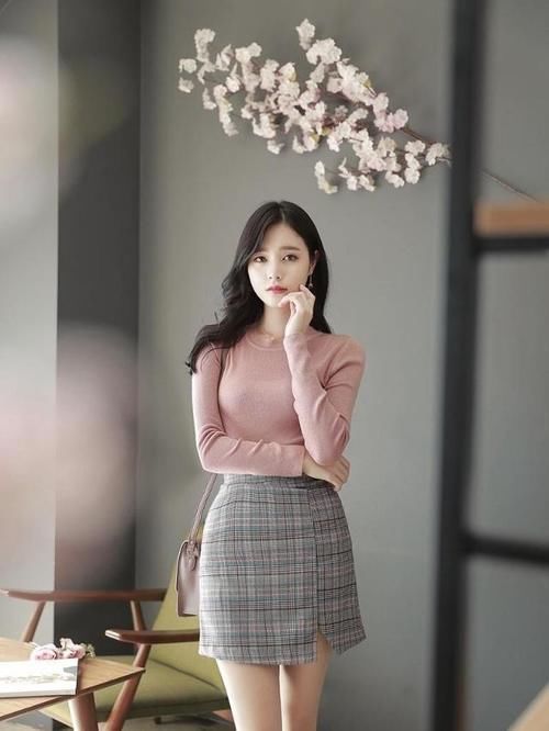 美女穿搭：粉色针织打底的青春减龄， 更苗条