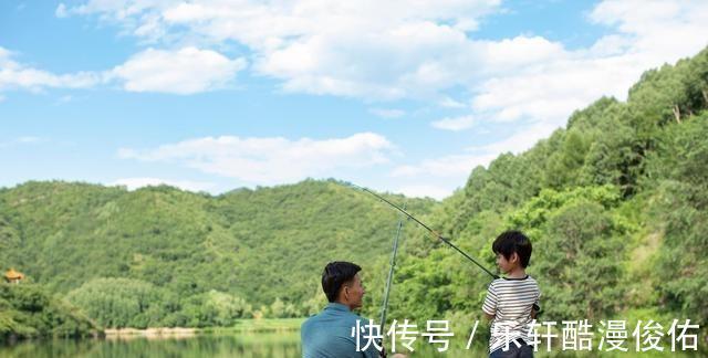 江苏盐城出现天然“鲈鱼黑坑”,最大的二三十斤,网友适当索取