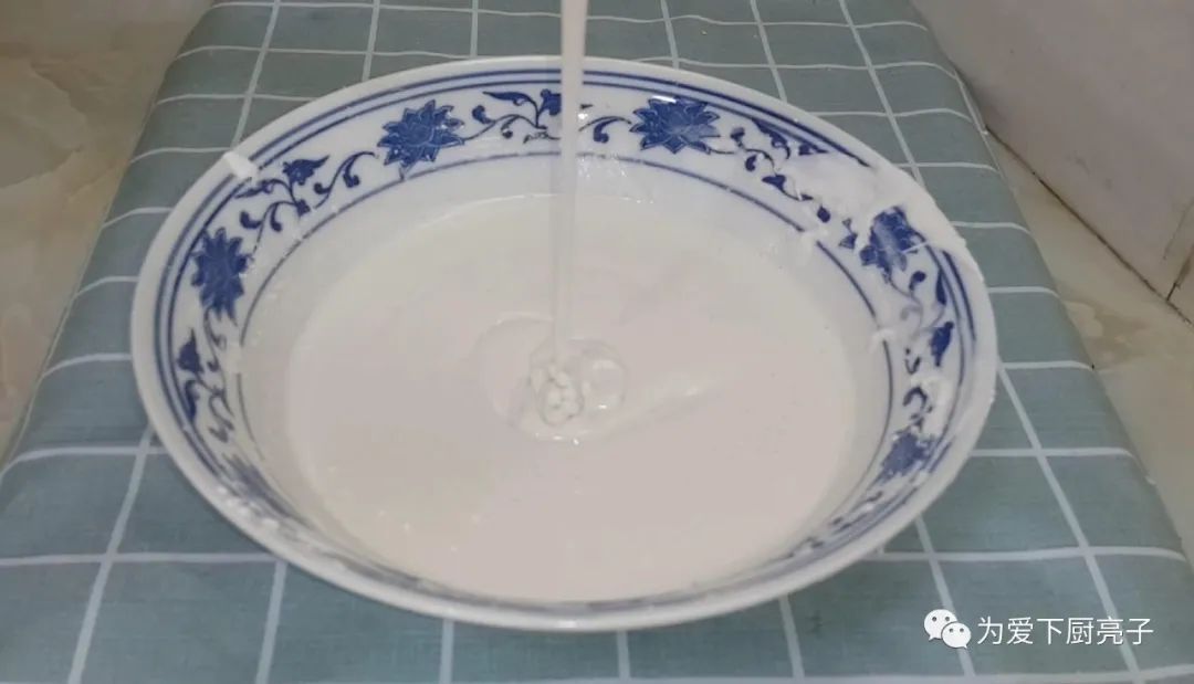 自制糯米凉糕做法，冰箱里一放，好吃又营养，孩子第一次吃就爱上