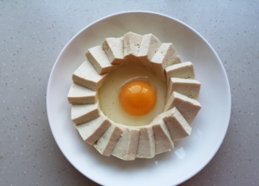 豆腐新吃法,切一切蒸一蒸几分钟就上桌,酸辣开胃,天天吃都不腻