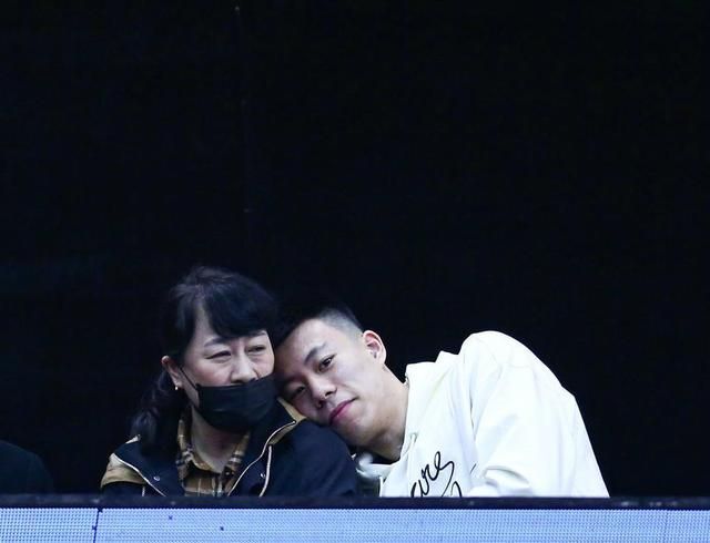 cb张镇麟的妈妈,来现场给儿子助威!芳姨曾流泪搂着周琦说:大宝!