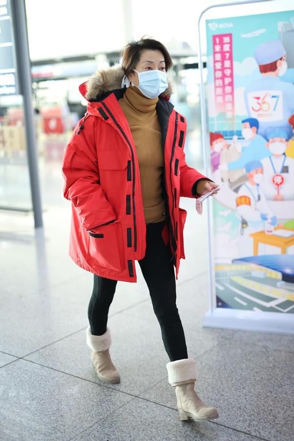 奔六的毛阿敏也老了，防风羽绒服配鲨鱼裤，不见歌坛大姐大风范