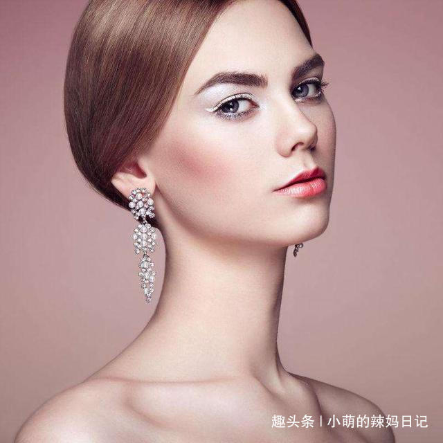 气质 真正贵气的女人,很少带黄金,更爱这3种首饰,时尚又显气质