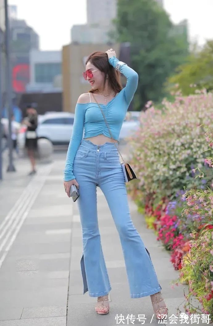 T恤|一字肩T恤搭配喇叭裤,美得就像一幅油画