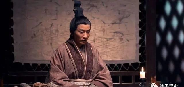 平民百姓|西汉这位官员因为太优秀被皇帝腰斩，鹤立鸡群的真正含义了解吗？