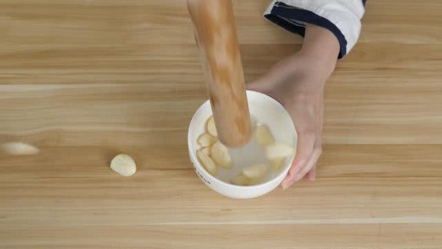 今天才知道,大蒜两头有个小机关,轻轻一捏就能去皮,太省事了