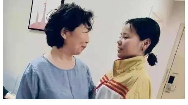 直播|杜妈跟上直播首秀的步伐，目前人气满满，预测下一步将走向何方？