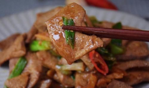  猪肝|炒猪肝要不要焯水？很多人做错，学会这方法，猪肝滑嫩不老