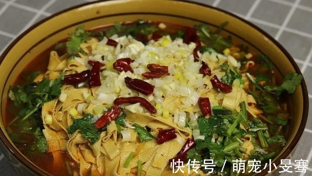 特色|豆腐皮别炒着吃了,教你一个特色做法,香辣美味,比吃肉还过瘾