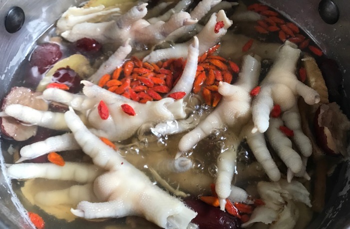 当归|行气活血的药膳凤爪自己在家做,凤爪软烂,适合女人的养生汤水