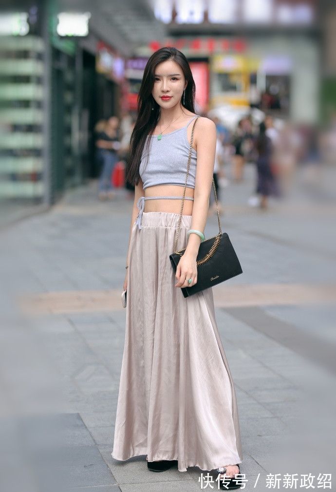 长裙 黑色休闲上衣搭配白色长裙,身材高挑的美女,温婉可人