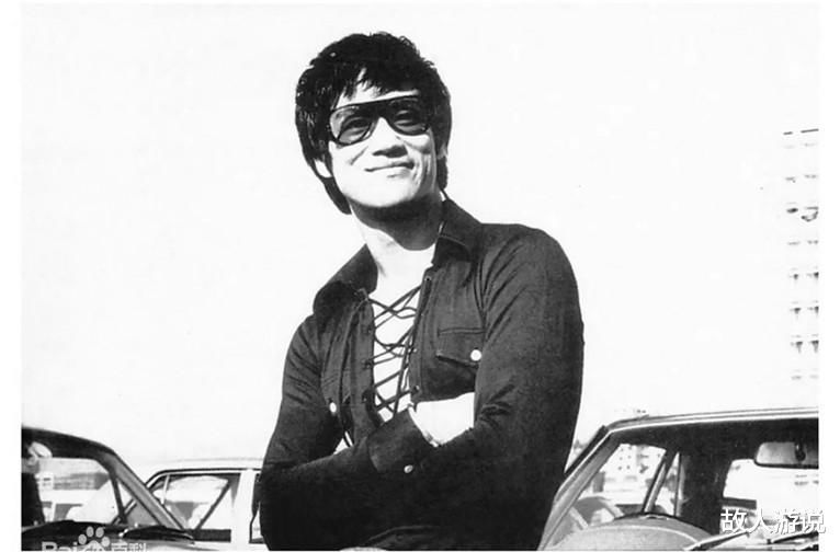 守墓|李小龍去世后愛徒為他守墓，兒子陪伴身邊，墓碑上12個字令人深思