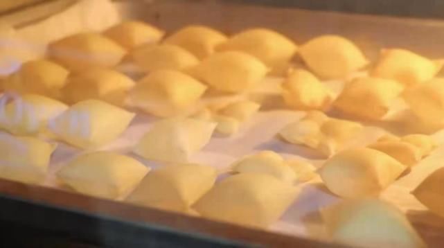 豆腐皮别总炒着吃了，这样做的豆腐皮个个鼓大泡，嘎嘣脆