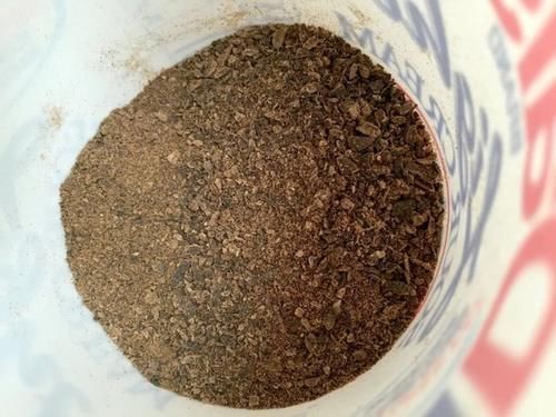 按照“大锅炖、大杂烩”的做法制作营养土，养花不会缺肥