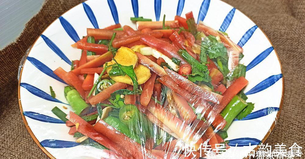 小猫|胡萝卜别再炒着吃了,教你做成小腌菜,清脆爽口过瘾,好吃下饭
