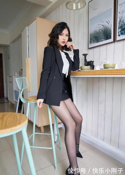 时尚 长发美女黑白配色职业装,高贵冷艳职业范,很有时尚气质