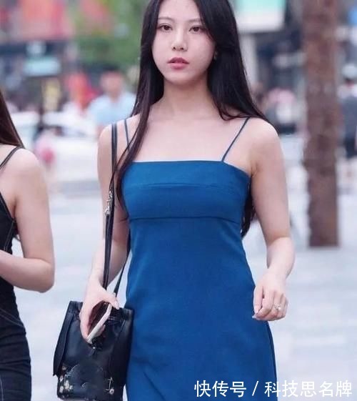 逛街 妹妹背着一件上衣逛街,穿着幽蓝长裙,带着银色高跟鞋,气质不错