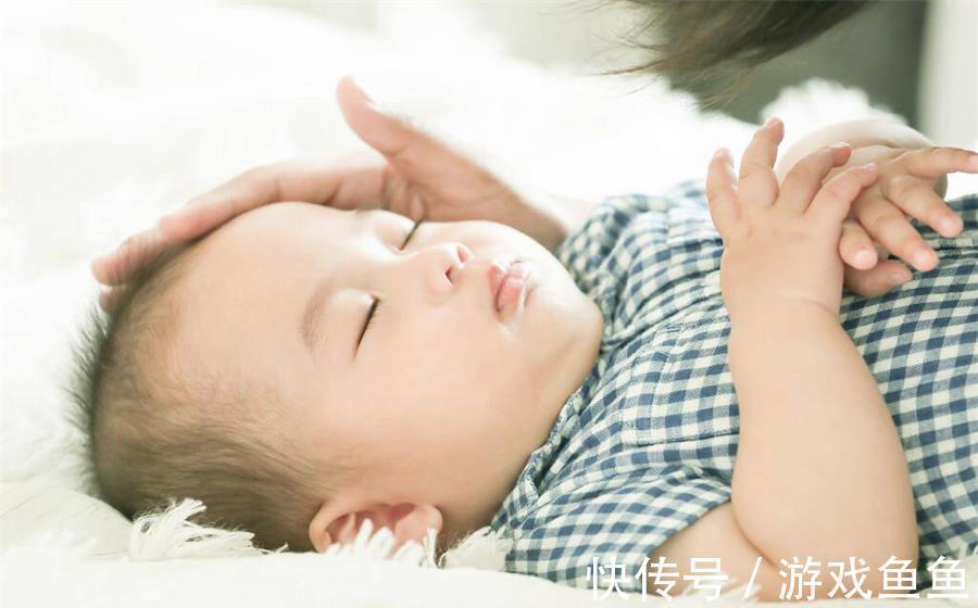 叶子|宝宝何时用枕头好?读懂这些“信号”很重要,宝妈们不妨看看