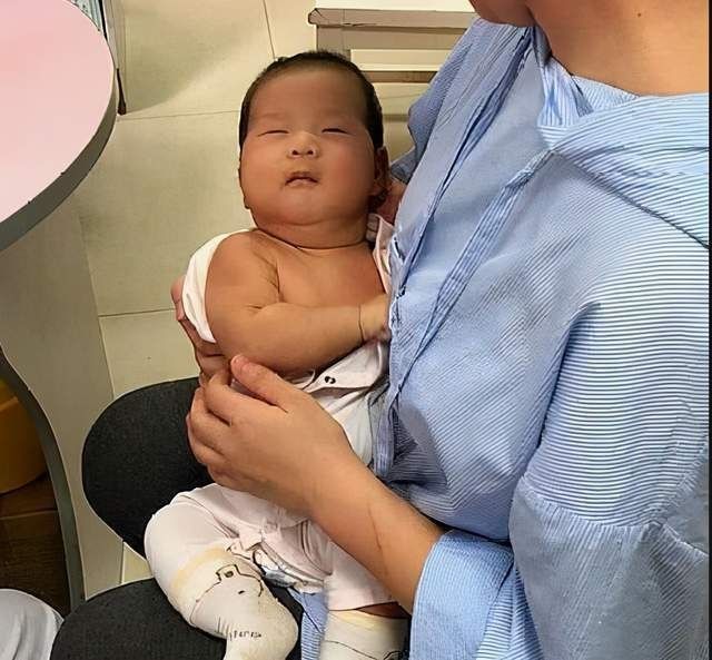 医生|宝宝一出生就有两颗牙齿,宝妈满心欢喜,医生却泼冷水:拔掉吧