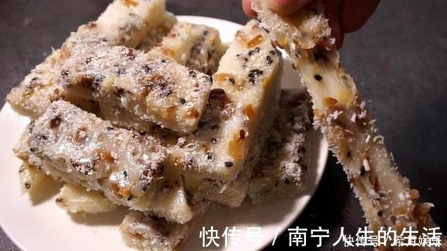 好馋人的糯米糕点，我家经常做，软糯香甜，吃着不上火