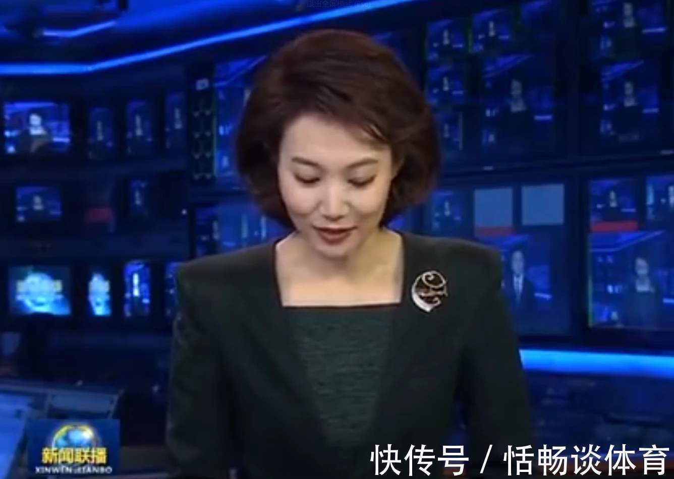 稿子|《新聞聯(lián)播》主持人為什么要低頭看稿?他們手里的紙是干嘛用的?