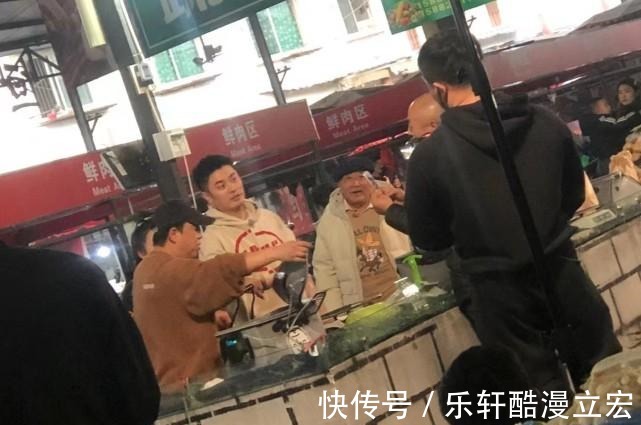 佟丽娅黄渤陈赫等菜市场录节目,丫丫化身“水果西施”真人超美